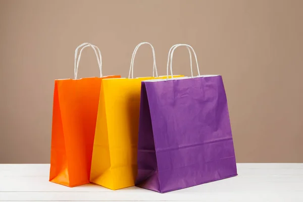 Arreglo de bolsas de compras sobre fondo beige —  Fotos de Stock