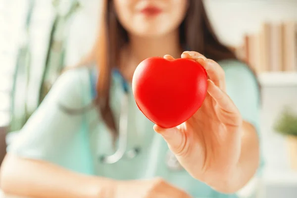 Ärztin sitzt in ihrem Büro. Gesundheitswesen und medizinisches Konzept — Stockfoto