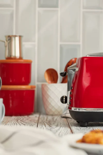 Prateleira de cozinha com utensílios vermelhos e louça — Fotografia de Stock