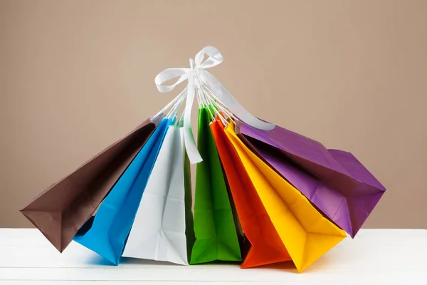 Bej arka planda alışveriş torbaları düzenleme — Stok fotoğraf