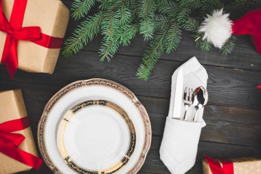 Siyah ahşap masa, şık bir Noel masası.