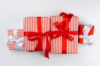 Beyaz arka planda noel hediyelerinin en üst görüntüsü