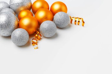 Noel ağacı baubles beyaz arka plan üzerinde izole