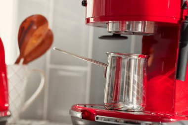 Modern mutfak. Kırmızı retro tarzı kahve makinesi. Kapatın.