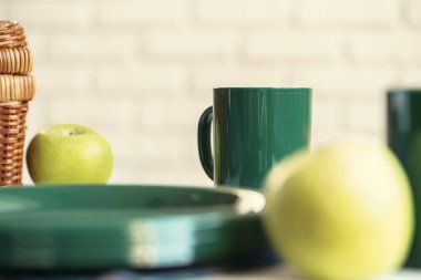 Yeşil plastik mutfak gereçleri yakın plan bir masada.