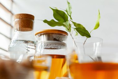 Sıcak ferahlatıcı narenciye çayı bardakta yakın.