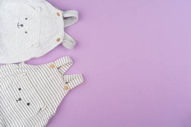 Leylak renginde bebek kıyafetleri.