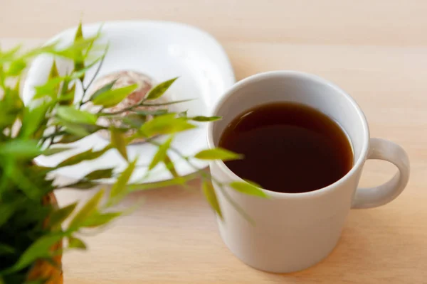 Bir fincan sıcak siyah çay, ahşap masaya yakın. — Stok fotoğraf