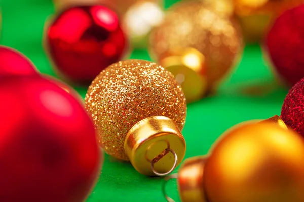 Kleine glanzende kerstballen achtergrond. Kerstdecor — Stockfoto