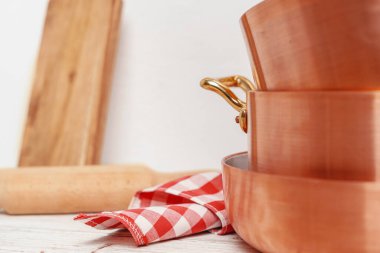 Profesyonel kullanım için mutfak ve bir sürü bakır kap.