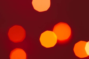 Çelenklerin Noel şenlik ışıkları arka planı bulanıklaştırdı