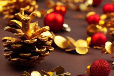 Altın dallar ve altın koniler, Noel dekorasyonu