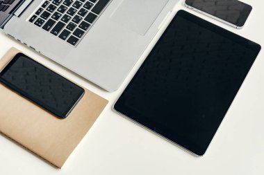 Ofis masasındaki dijital aygıtların görüntülerini kapat