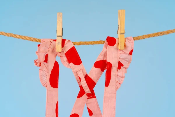 Leuke peuter kleurrijke kleding hangen aan een touw — Stockfoto