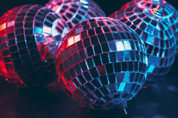 Група блискучих диско-кулі на темному фоні крупним планом — стокове фото