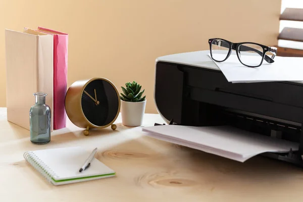 Scanner branco ou máquina de impressora em uma mesa de perto — Fotografia de Stock