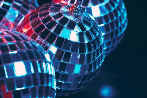 Група блискучих диско-кулі на темному фоні крупним планом — стокове фото
