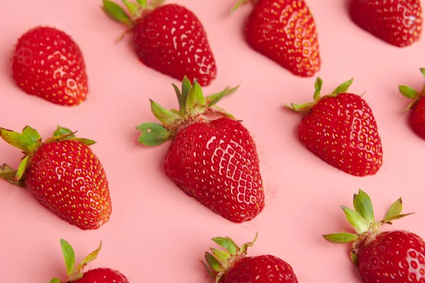 Erdbeeren auf rosa Hintergrund. Frisches Bio-Ernährungskonzept — Stockfoto