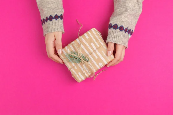 Petite boîte cadeau dans les mains des femmes, vue d'en haut — Photo