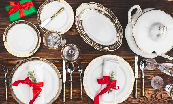 Mesa de madera marrón con hermoso ajuste de mesa de Navidad — Foto de Stock