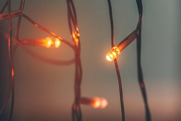 Guirnalda iluminada de cerca sobre fondo oscuro —  Fotos de Stock