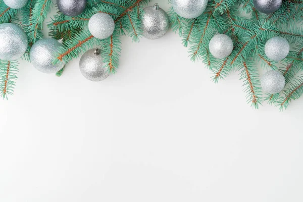 Χριστουγεννιάτικο mock up με κλαδιά πεύκου σε λευκό φόντο, αντίγραφο χώρο, επίπεδη — Φωτογραφία Αρχείου