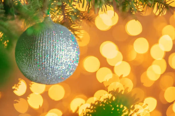 Kerstboom achtergrond met grijze bauble op gouden bokeh sprankelende — Stockfoto