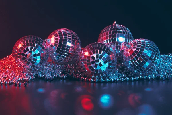 Fényes disco party háttér tükör labdák visszaverő fény — Stock Fotó