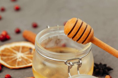 Mutfak masasında sıcak şarap pişirmek için çilek ve baharat.