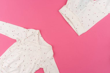 Pembe arka plan görünümlü bebek kıyafetleri