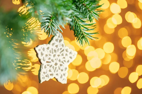 Choinka tło i świąteczne dekoracje z płatków śniegu na złotym tle bokeh — Zdjęcie stockowe