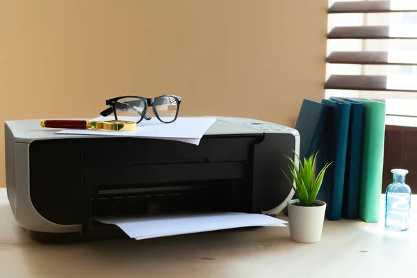 Feche de uma mesa de escritório com a impressora nele — Fotografia de Stock