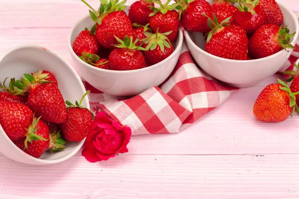 Bowl of strawberry harvest on wooden table close up — Stock Photo, Image