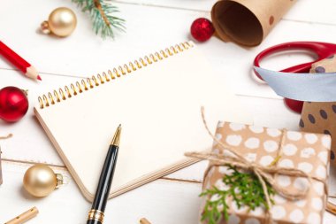 Noel ve yeni yıl tebrik kartları hazırlama süreci, üst görünüm