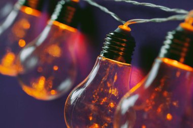 Aydınlatılmış güzel ampuller. Çelenkler yakın.