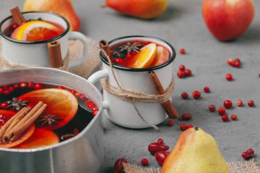 Noel sıcak şarabını kırsal bardakta yakın.