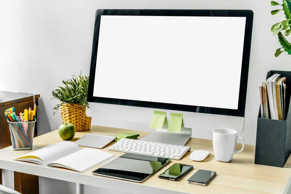 Datorskärm med mockup vit skärm på kontorsbord med tillbehör — Stockfoto