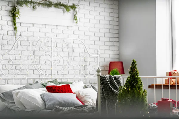 Современный светлый интерьер спальни украшен на Рождество — стоковое фото