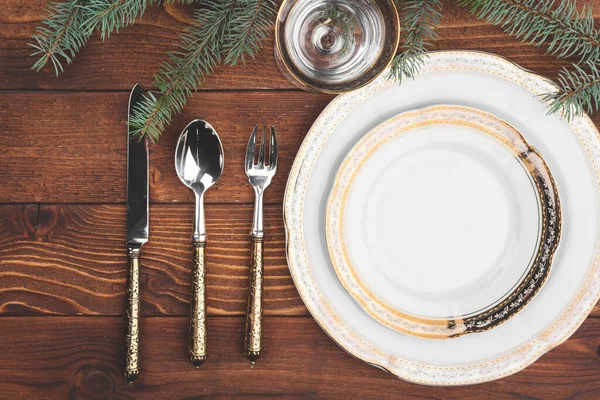 Cenário de mesa de Natal com galhos de pinheiros e decorações vista superior — Fotografia de Stock