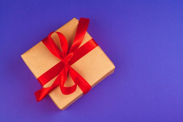 Mor arkaplan görünümlü hediye kutusu — Stok fotoğraf
