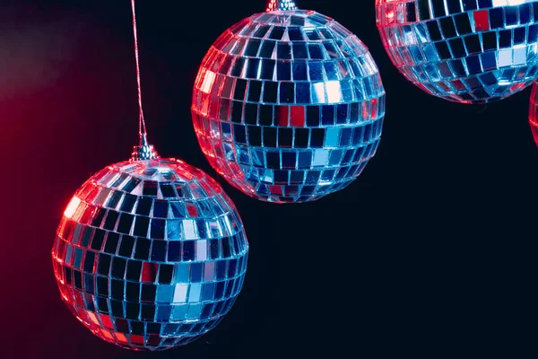 Boules de disco étincelantes suspendues en l'air sur fond noir — Photo