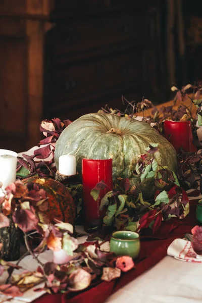 Herbst-Erntedank-Dekor mit Kerze und Kürbissen hautnah — Stockfoto