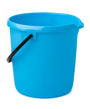 Tek plastik kova beyaz arkaplanda izole edilmiş.