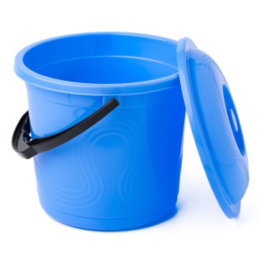 Tek plastik kova beyaz arkaplanda izole edilmiş.