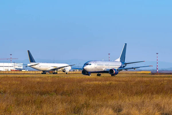 Passagierflugzeug hebt an sonnigem Tag von Landebahn am Flughafen ab. — Stockfoto