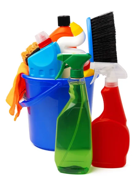 Жидкие моющие средства и чистящие средства в пластиковом ведре на белом фоне — стоковое фото