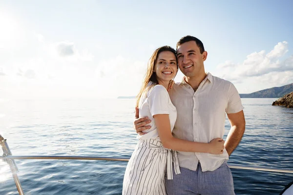 幸せなカップル上のヨットで夏にロマンチックな休暇 — ストック写真