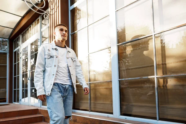 Retrato de un joven guapo y casual caminando por la calle — Foto de Stock