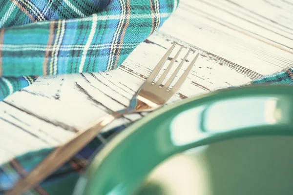 Grüne Plastikgeschirr auf einem Tisch in Großaufnahme — Stockfoto