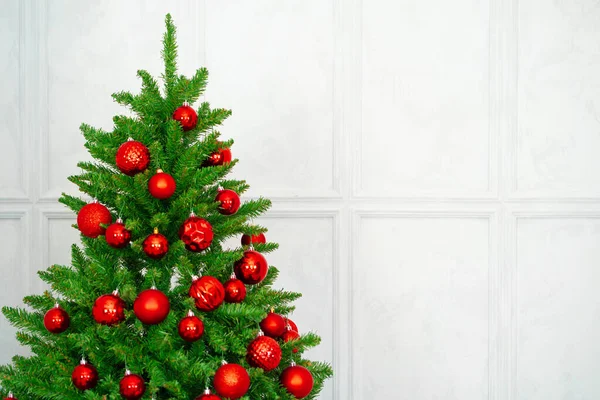 Gyönyörű karácsonyfa piros baubles közeli — Stock Fotó